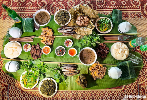 Thưởng thức rau rừng, cá suối nơi khu du lịch cộng đồng Khe Cớ